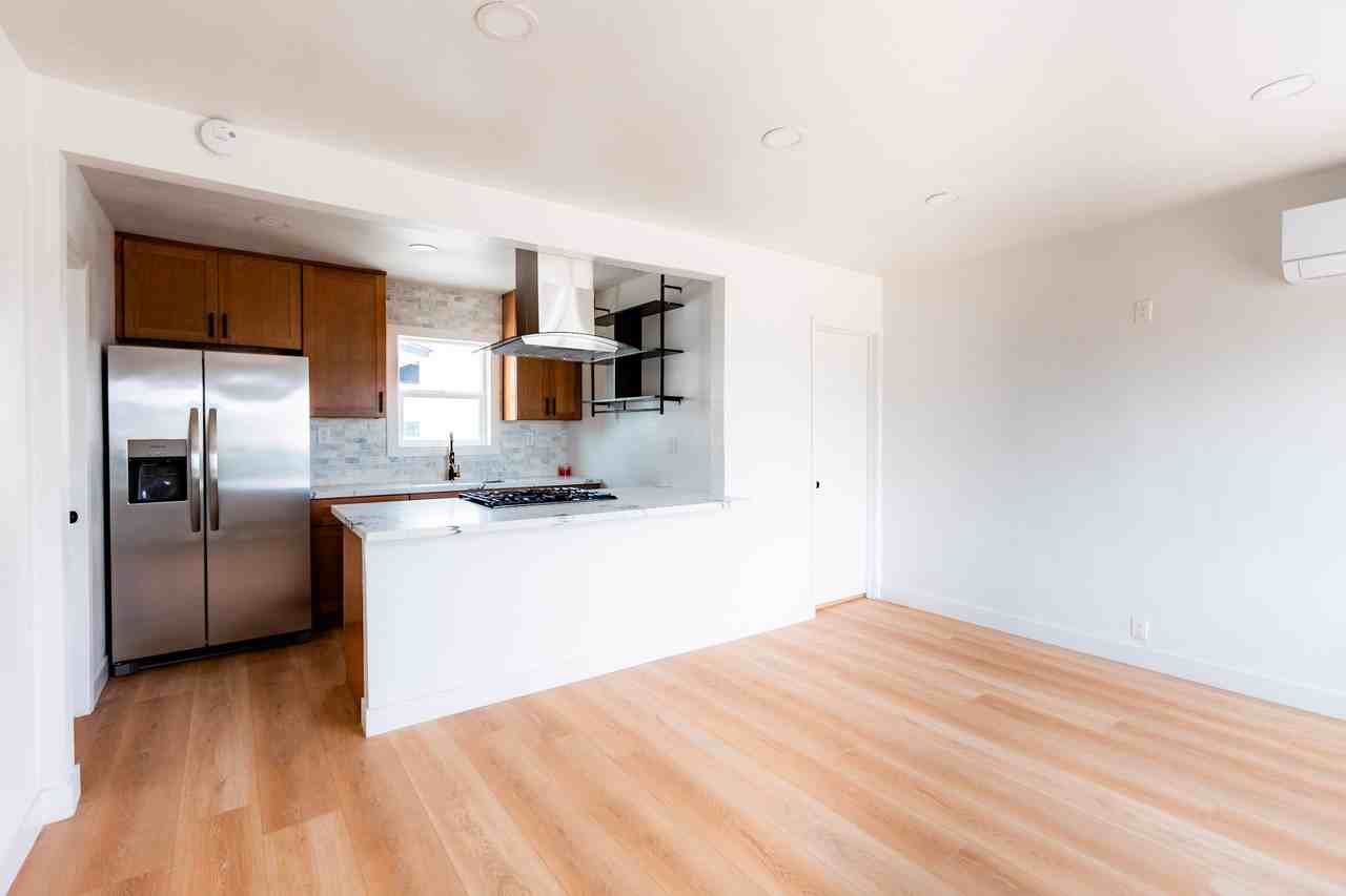 784 E Walton St #B - Photo 4 of 17