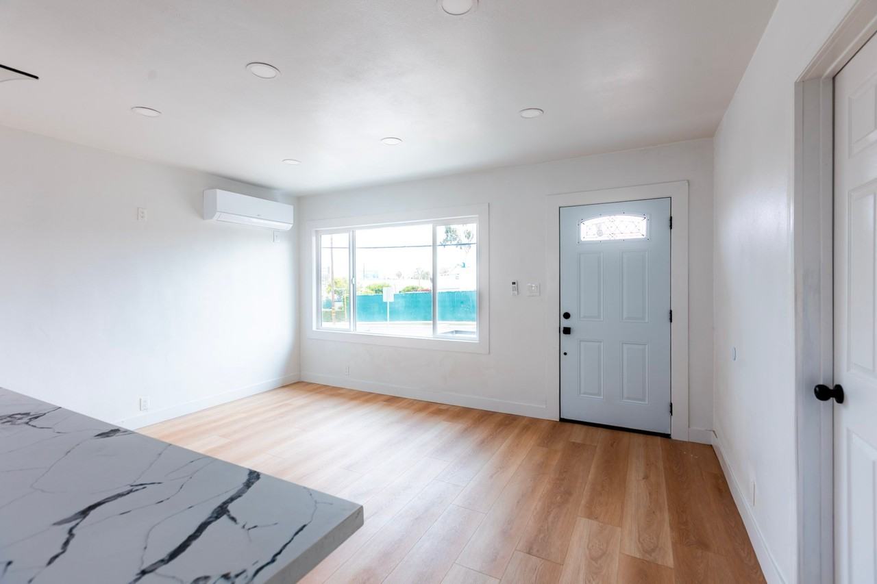 784 E Walton St #B - Photo 7 of 17