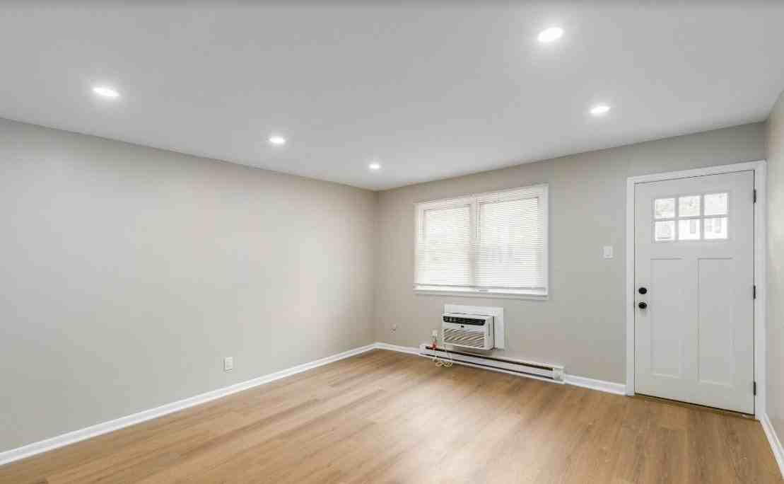 319 Columbia Ave - Photo 3 of 9