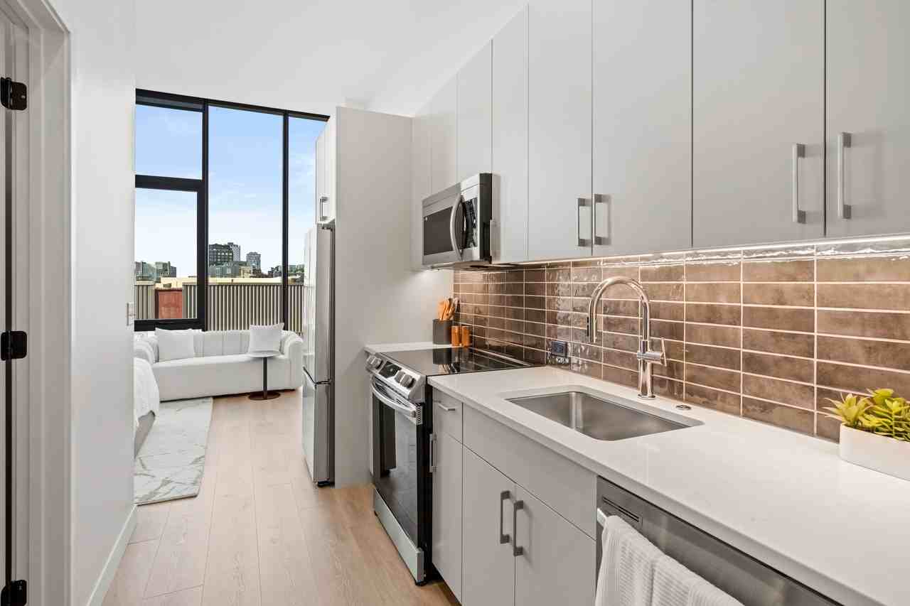 1098 W Van Buren St - Photo 4 of 12