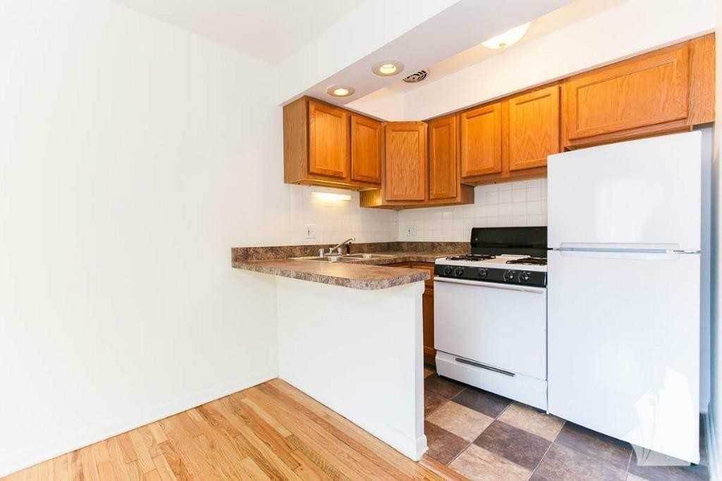 540 W Roscoe St #372 - Photo 2 of 6