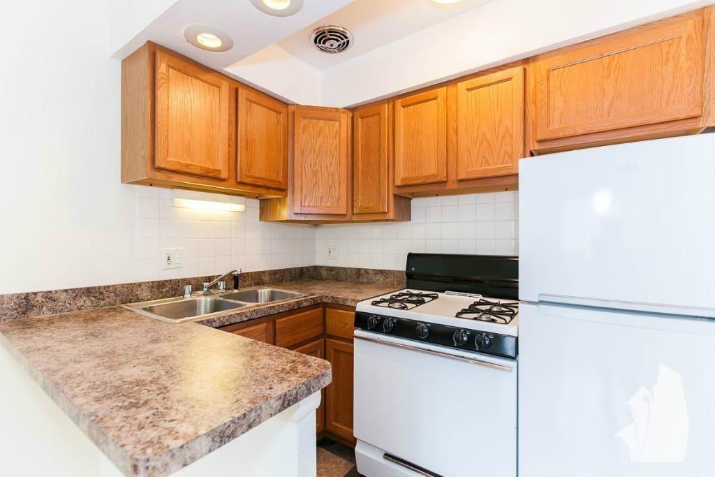 540 W Roscoe St #372 - Photo 3 of 6