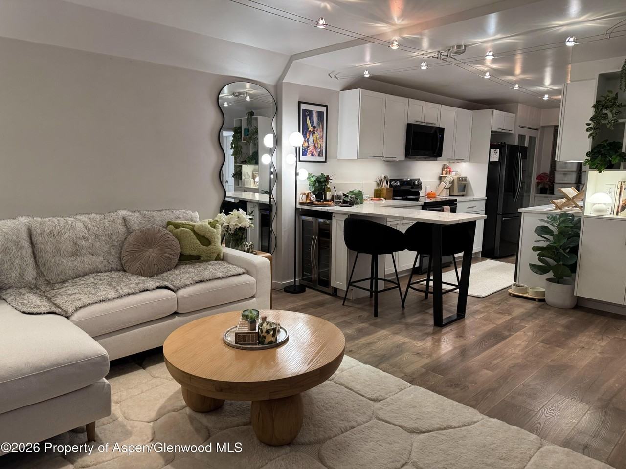 942 Vine St - Photo 4 of 14