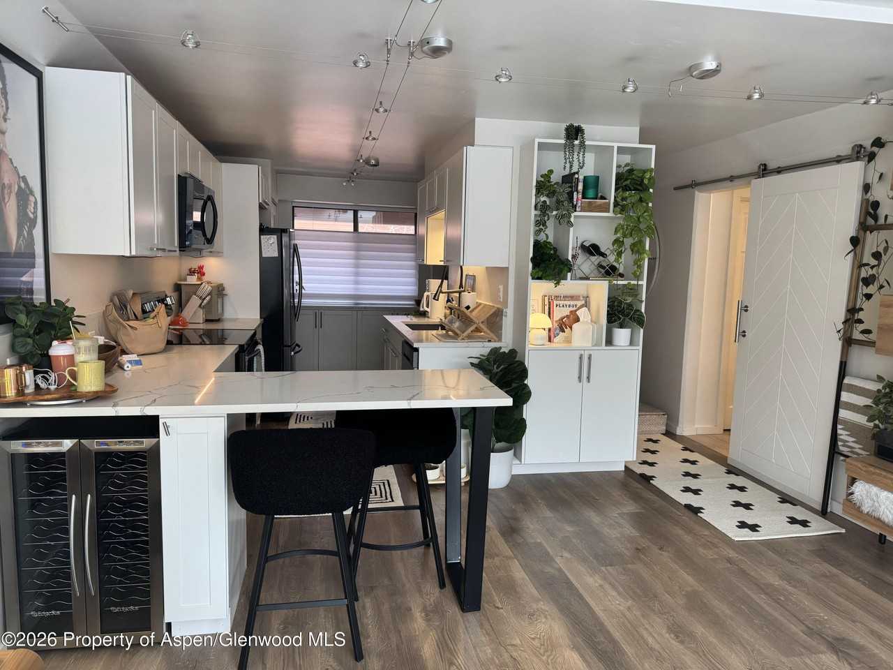 942 Vine St - Photo 5 of 14
