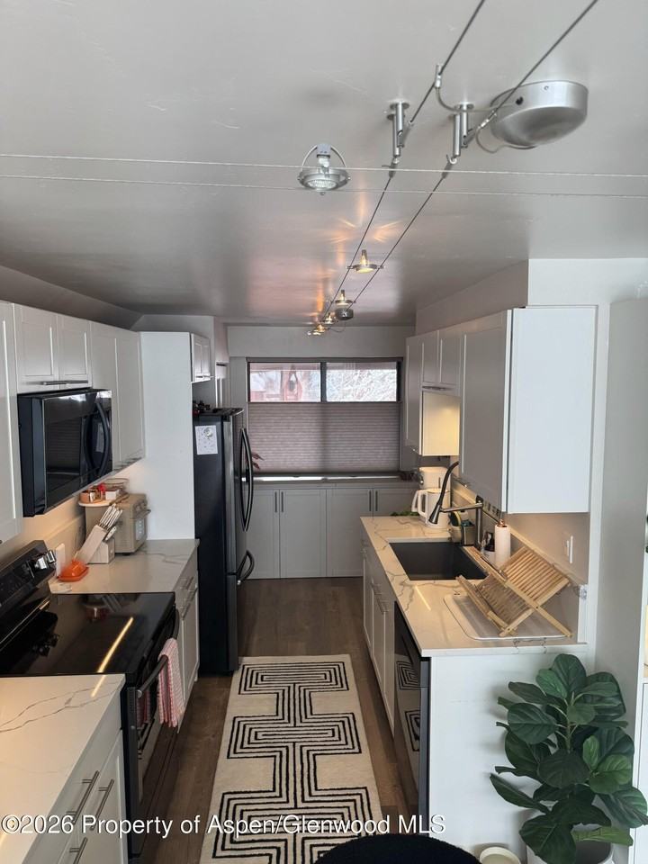 942 Vine St - Photo 6 of 14