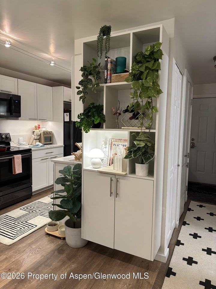 942 Vine St - Photo 7 of 14