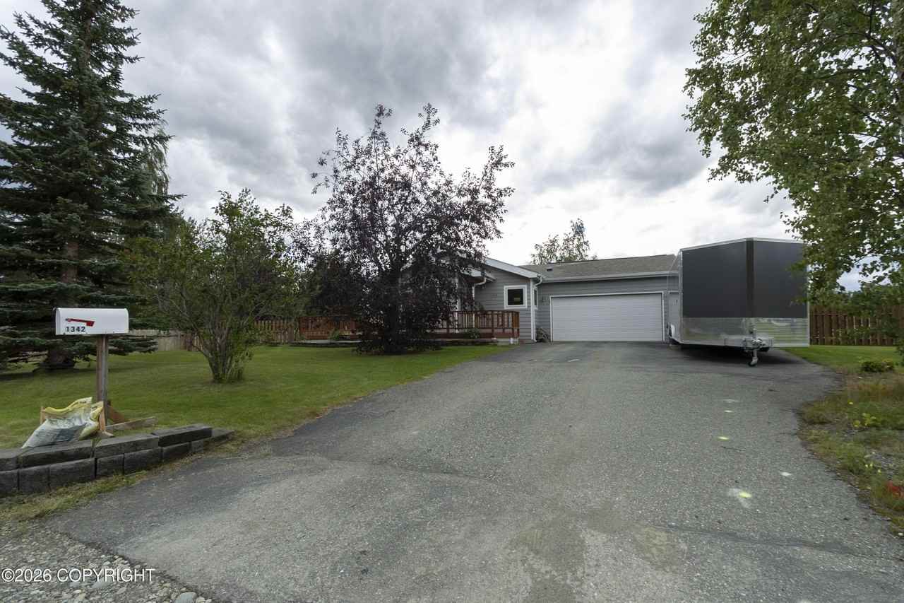 1342 S Thalo Dr - Photo 3 of 35