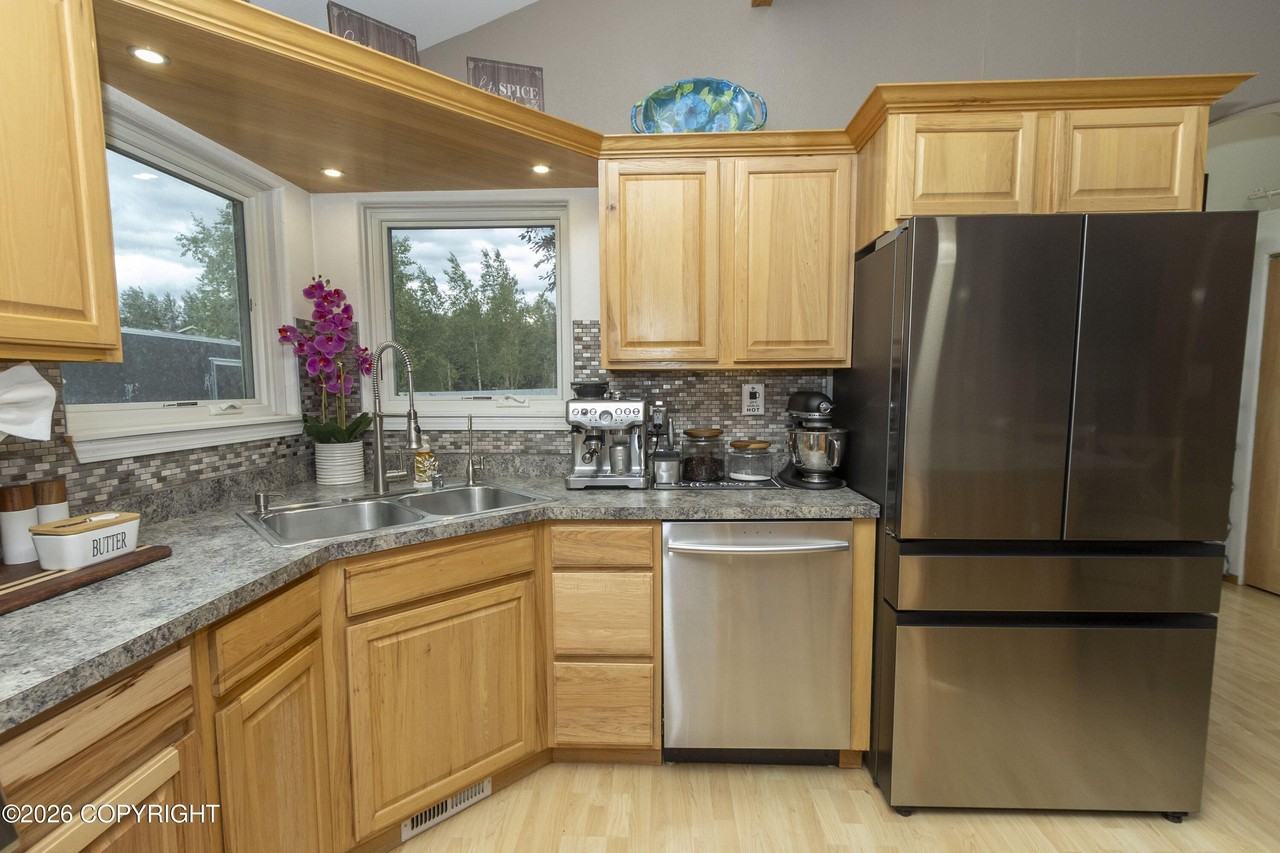 1342 S Thalo Dr - Photo 6 of 35