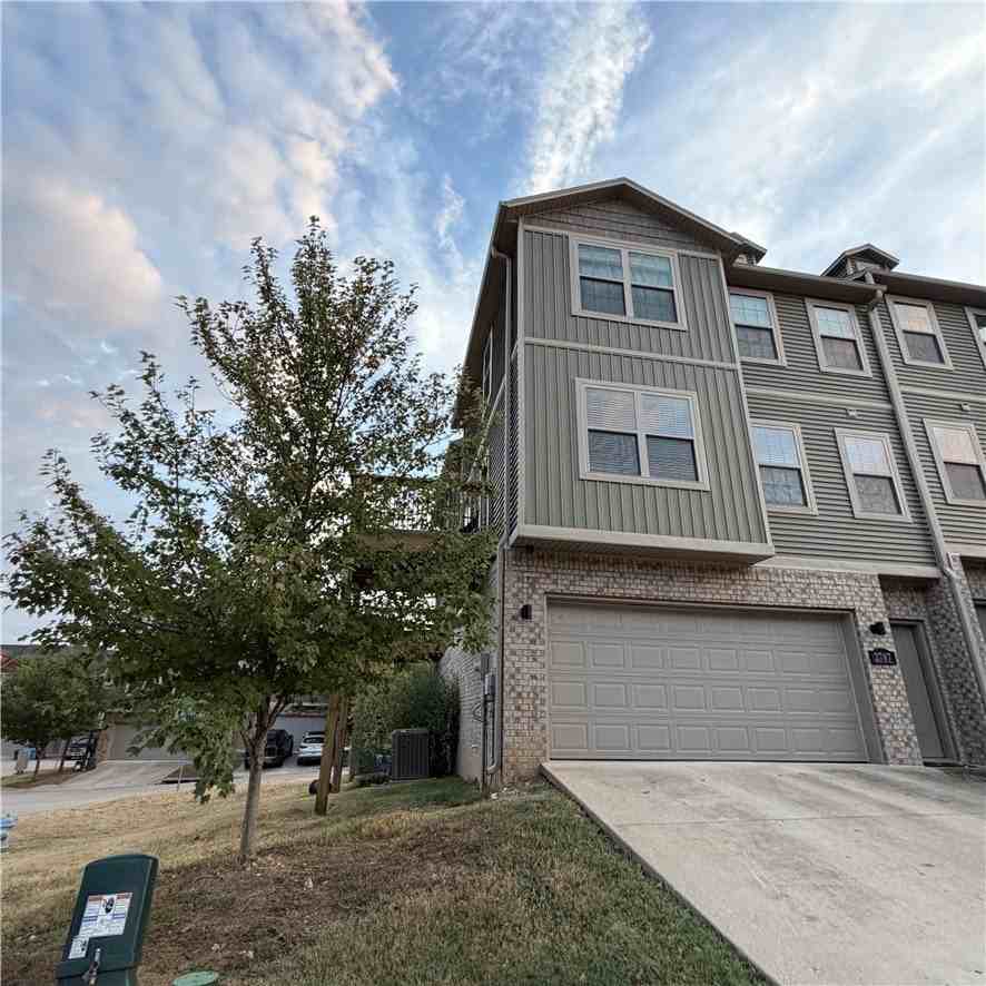 2787 W Blackstone Xing