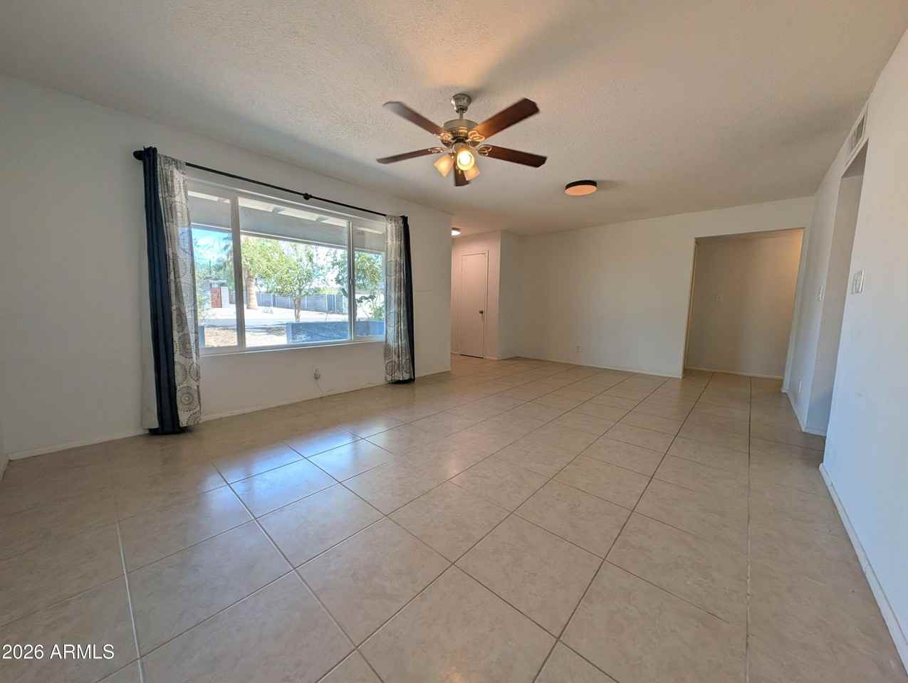 1039 E Larkspur Ln - Photo 4 of 23