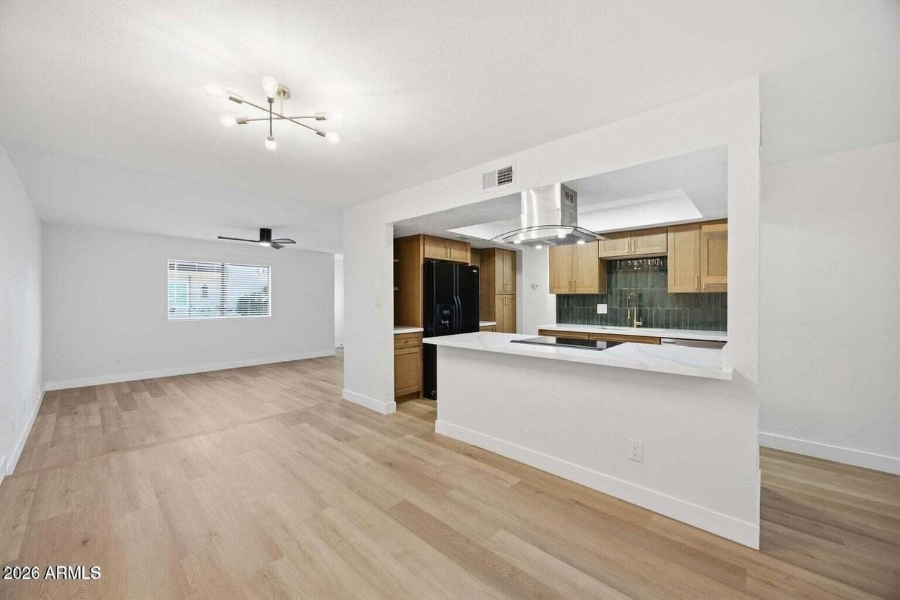 943 N Revere - Photo 5 of 28
