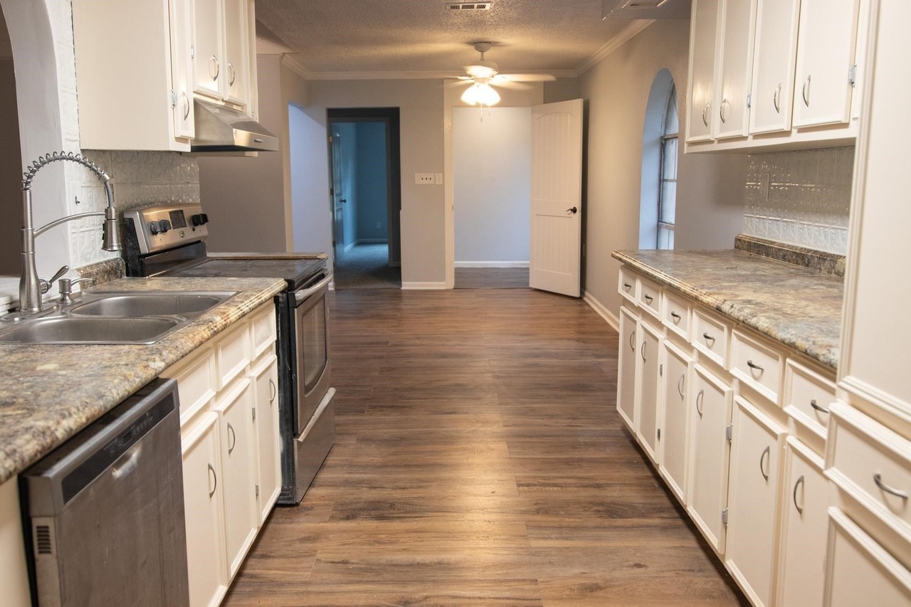 3306 Timberlane Cir - Photo 3 of 14