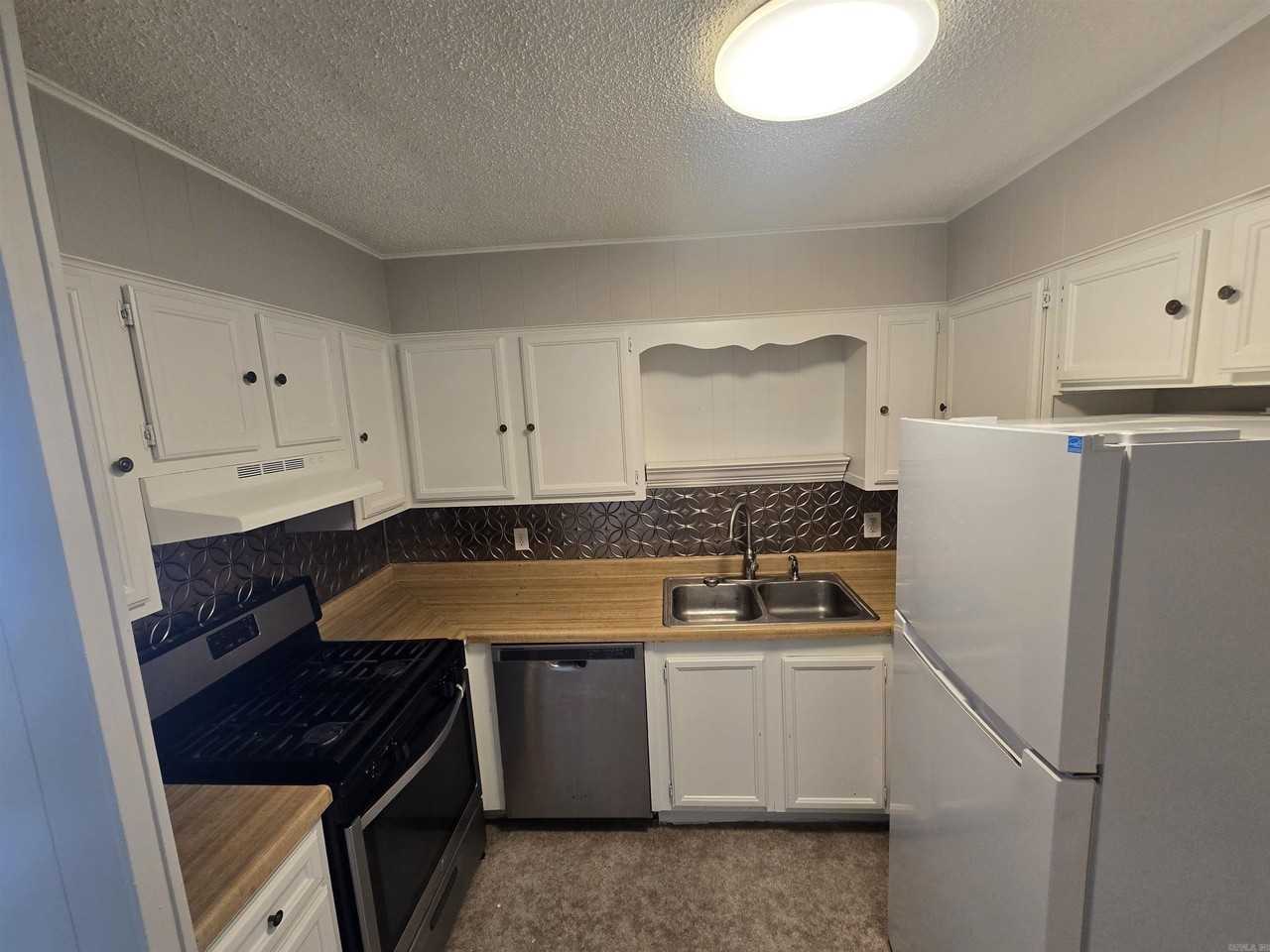 303 S Border St #E - Photo 3 of 11