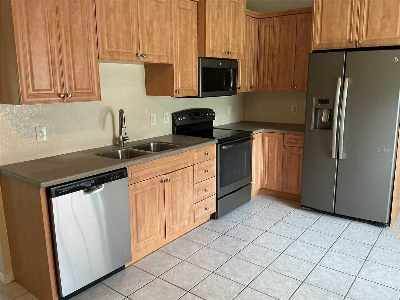 1237 N Cranberry Blvd - Photo 2 of 13