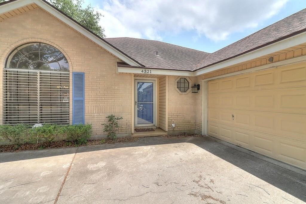 4321 Holly Ridge Dr - Photo 2 of 47