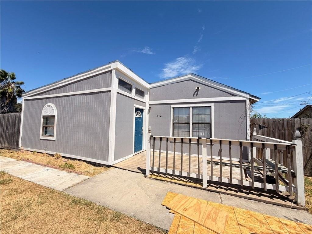 912 Denver St - Photo 2 of 38