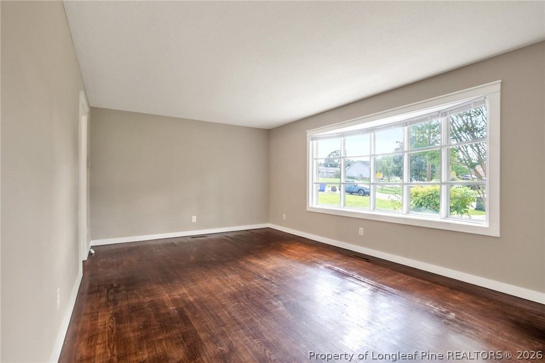604 Roundtree Dr - Photo 5 of 32
