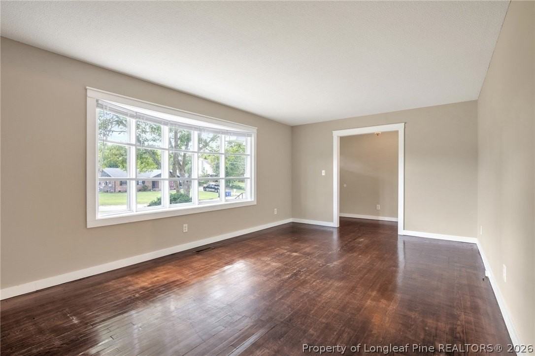 604 Roundtree Dr - Photo 6 of 32