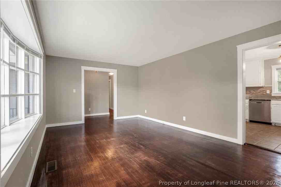 604 Roundtree Dr - Photo 7 of 32