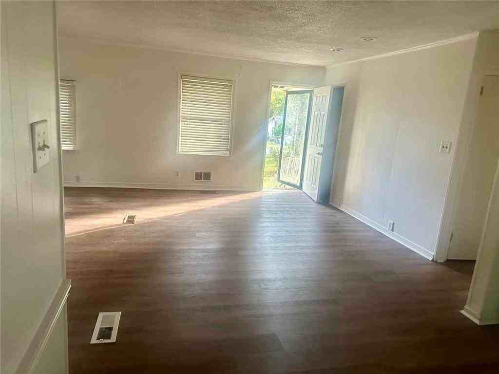 2959 Reynolds Dr - Photo 2 of 13