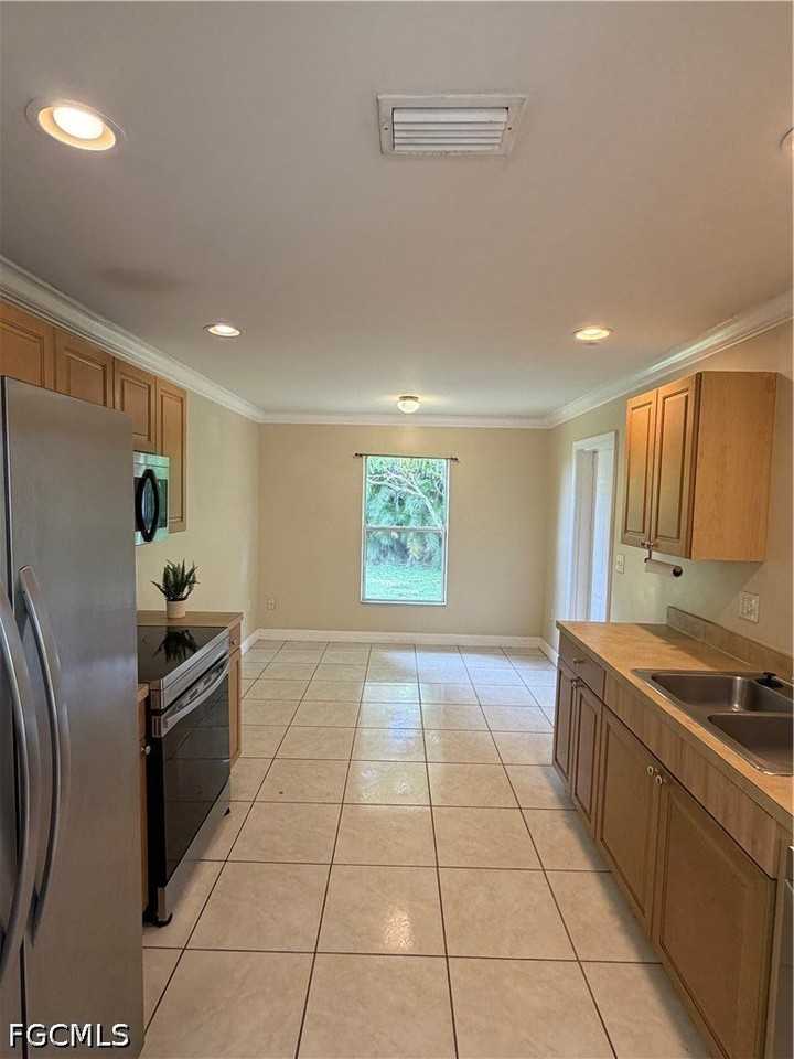 409 Candlewick Cir E - Photo 3 of 8