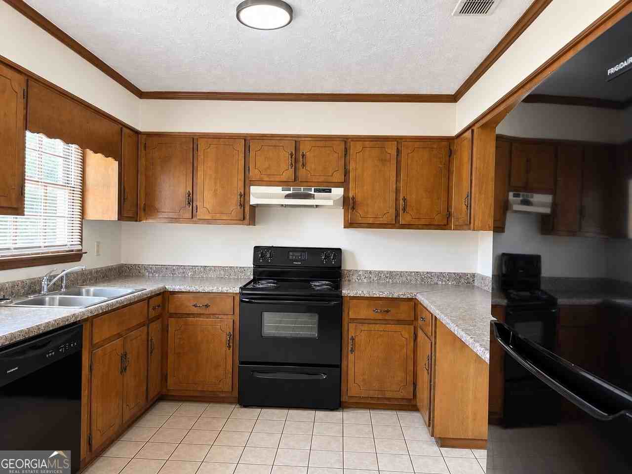 250 Highland Park Dr - Photo 3 of 7