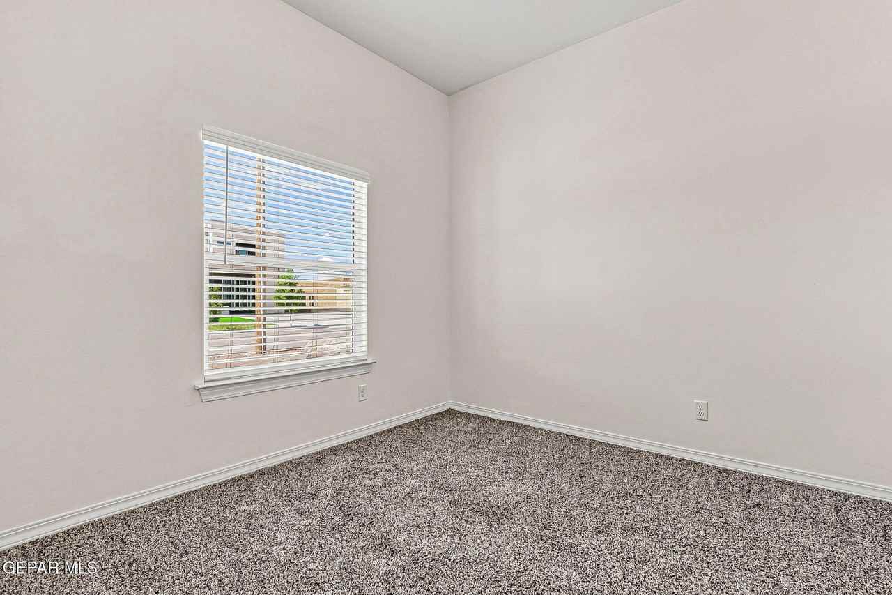 13253 Coldham St - Photo 5 of 42