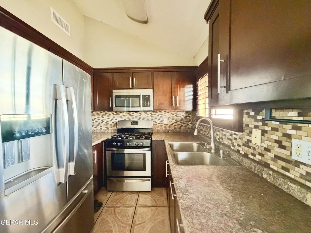 9150 Bur Oak Cir - Photo 7 of 31