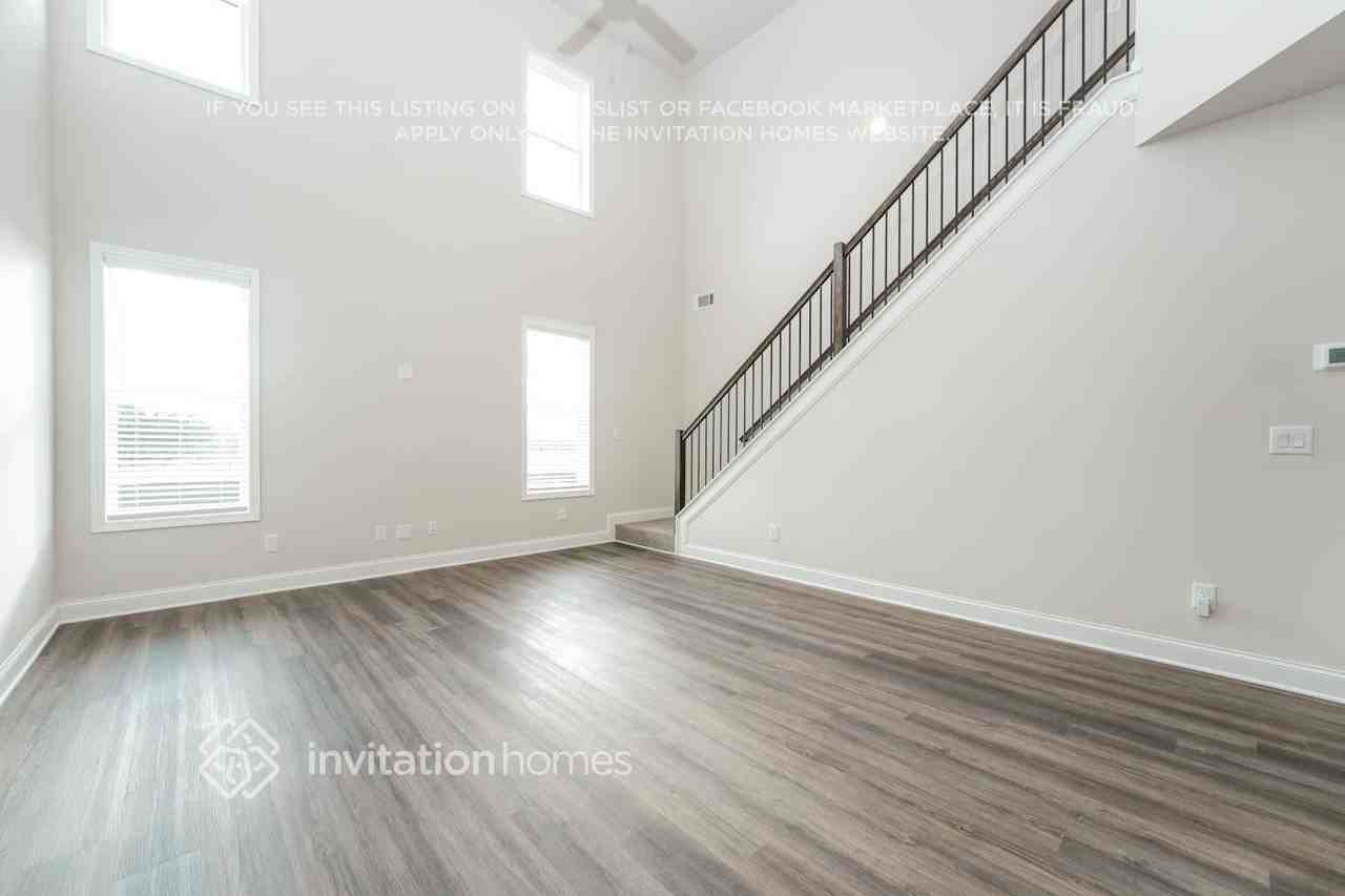 180 Katherine St - Photo 4 of 20