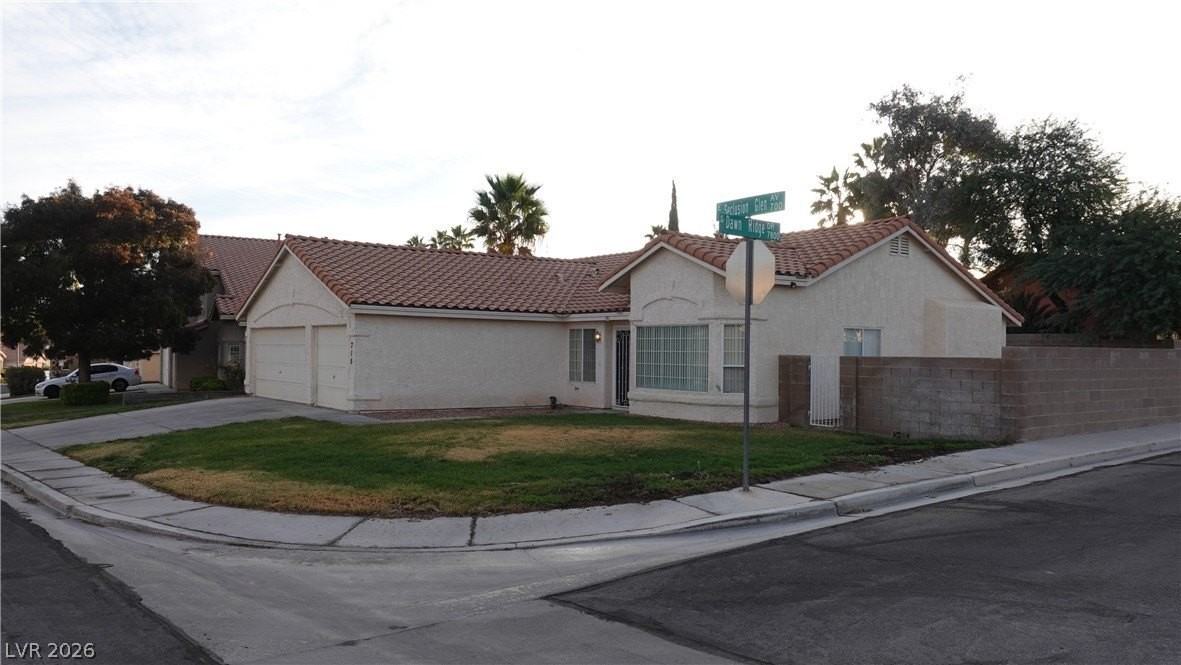 715 Seclusion Glen Ave - Photo 3 of 31