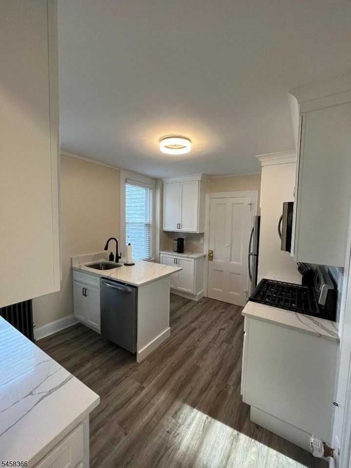 53 Budd St 1st Fl - Photo 5 of 23