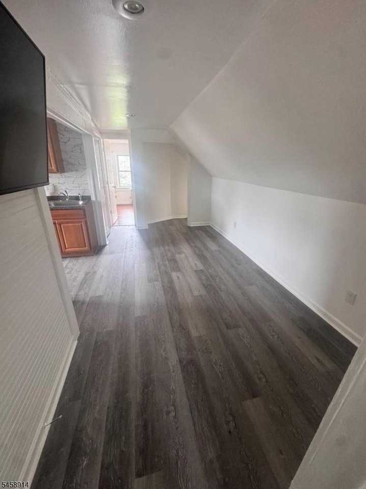 240 Trenton Ave - Photo 5 of 11