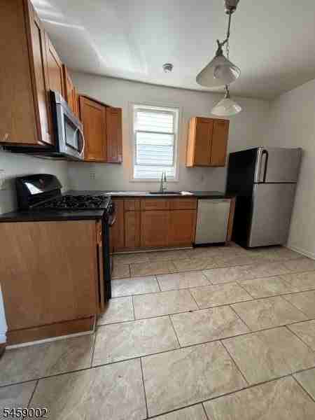 572 Christopher St - Photo 2 of 8