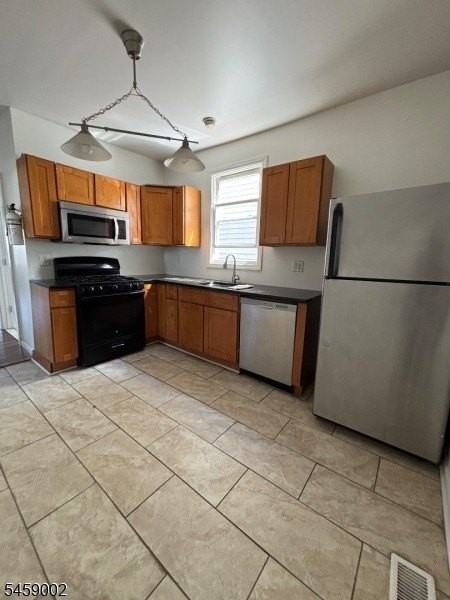 572 Christopher St - Photo 3 of 8