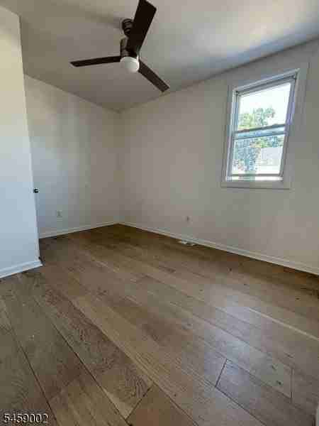 572 Christopher St - Photo 5 of 8