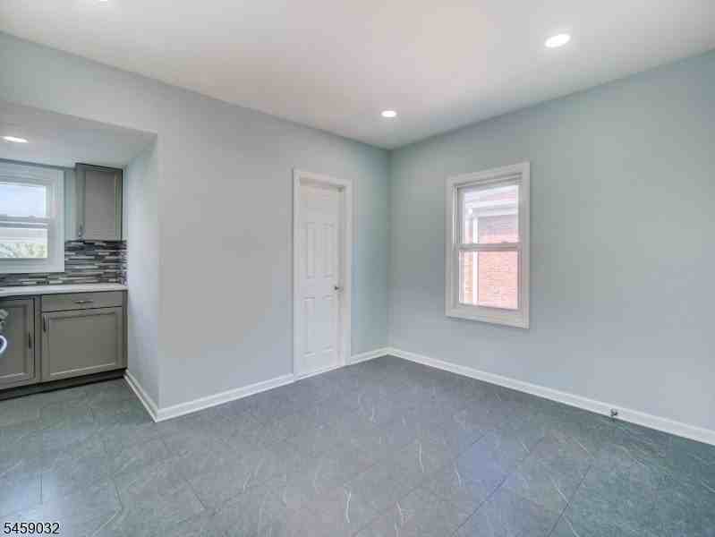 27 Honiss St #2 - Photo 5 of 16
