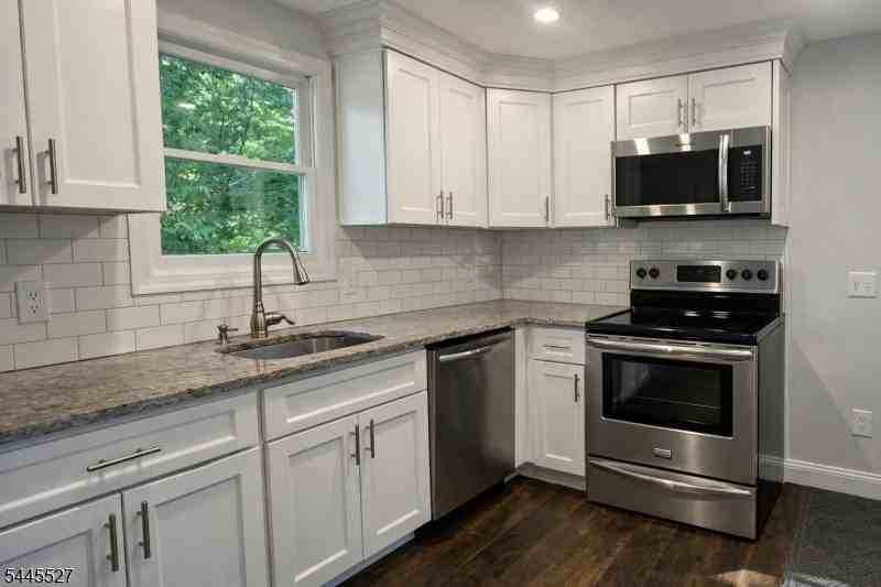 25 Essex Rd - Photo 2 of 11