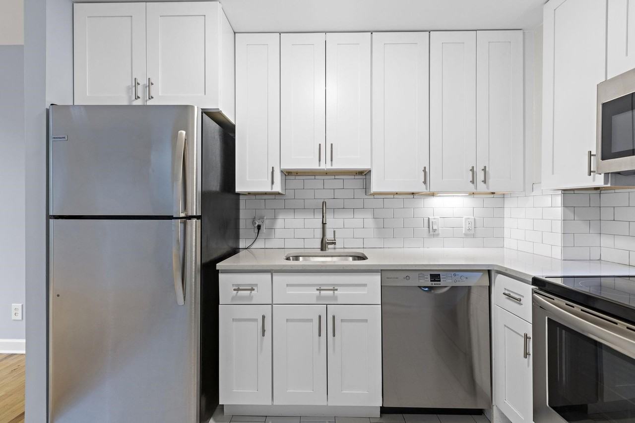 607 1st St #2F - Photo 3 of 13