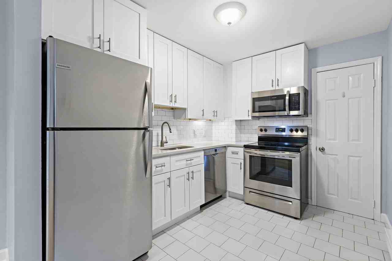 607 1st St #2F - Photo 4 of 13