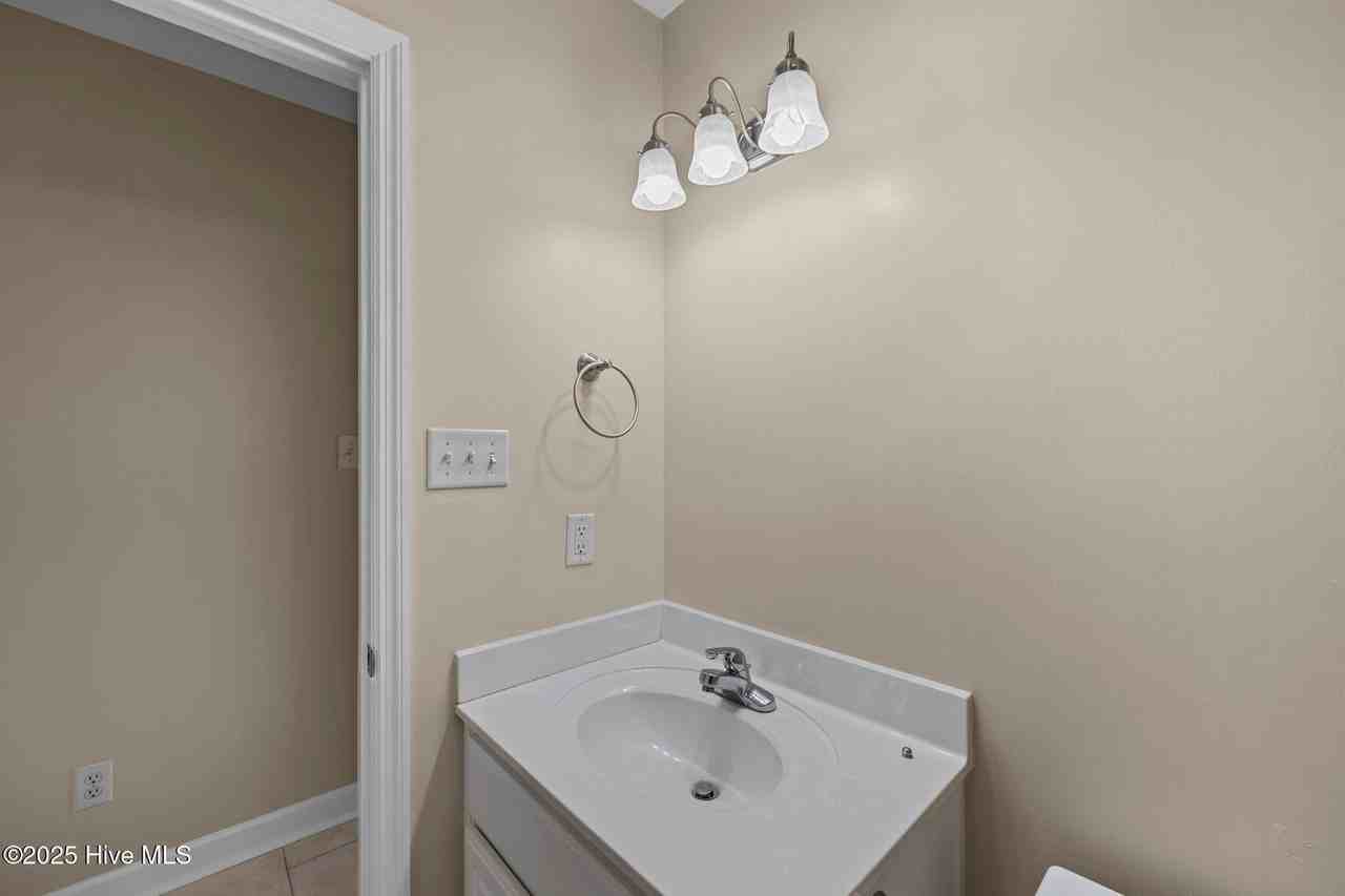100 Iverson Ln - Photo 6 of 35