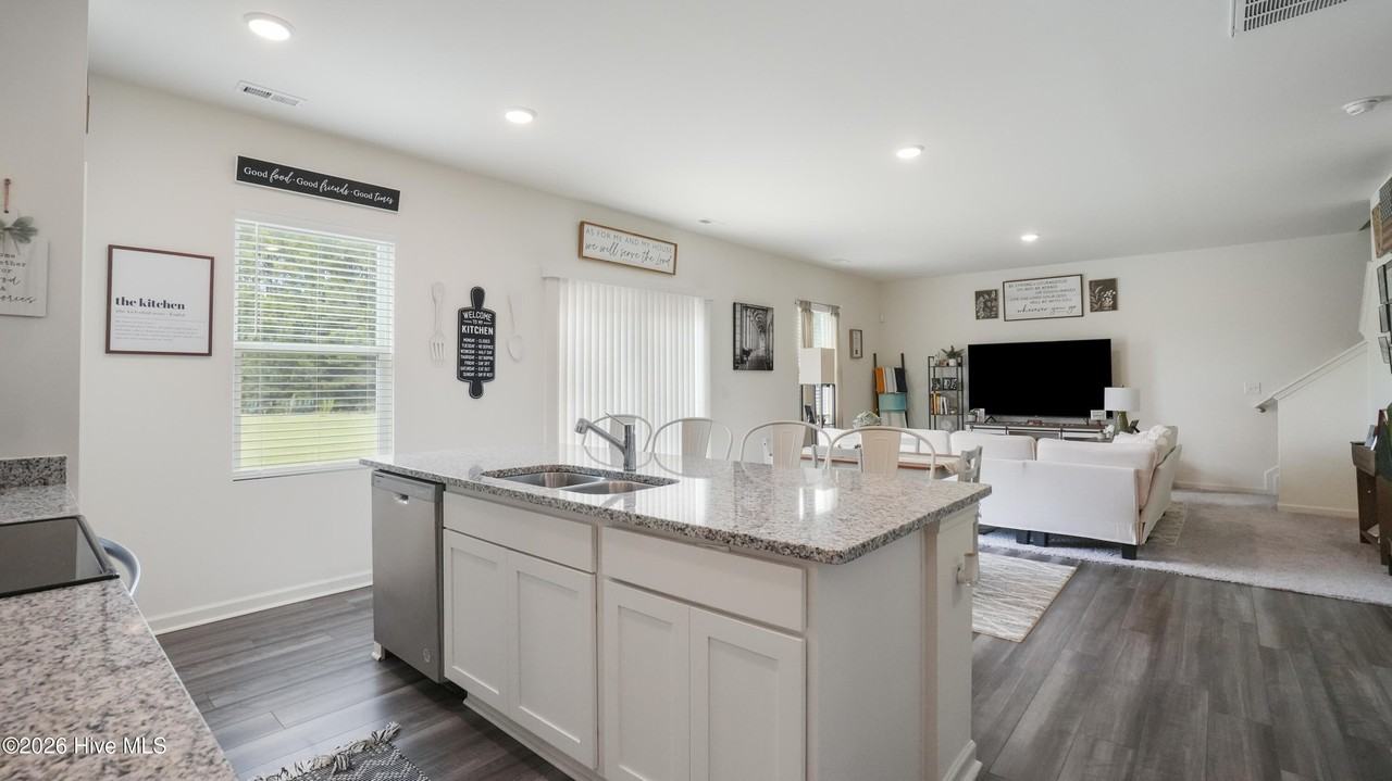 530 Cessna Dr - Photo 6 of 50