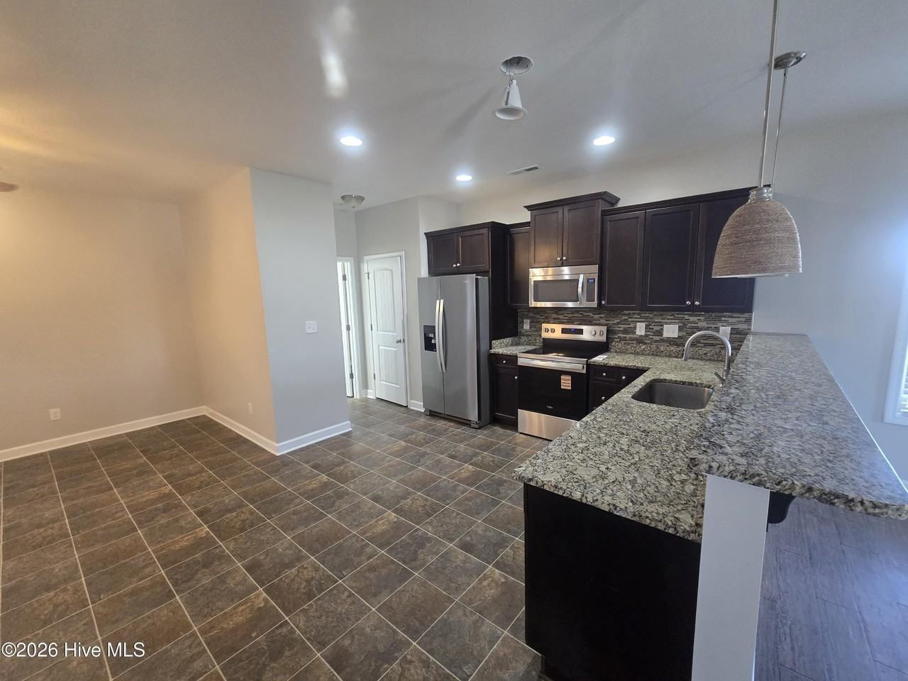 333 Inverness Dr - Photo 6 of 17