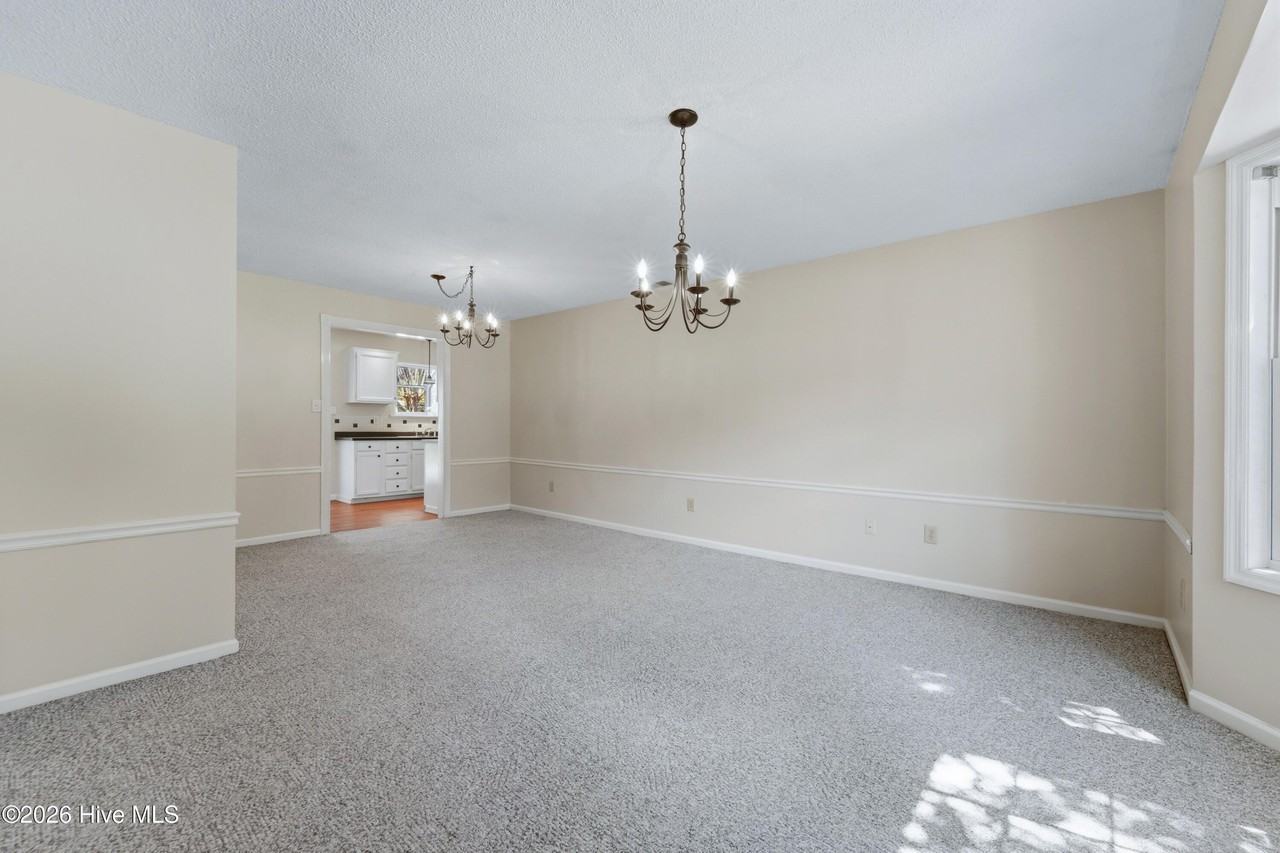 119 E Ivybridge Dr - Photo 3 of 30