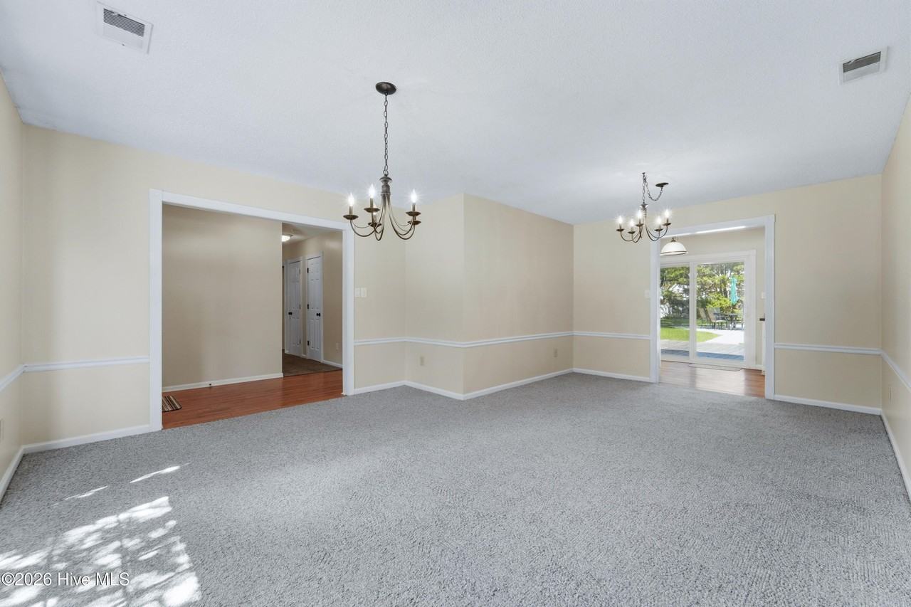 119 E Ivybridge Dr - Photo 4 of 30