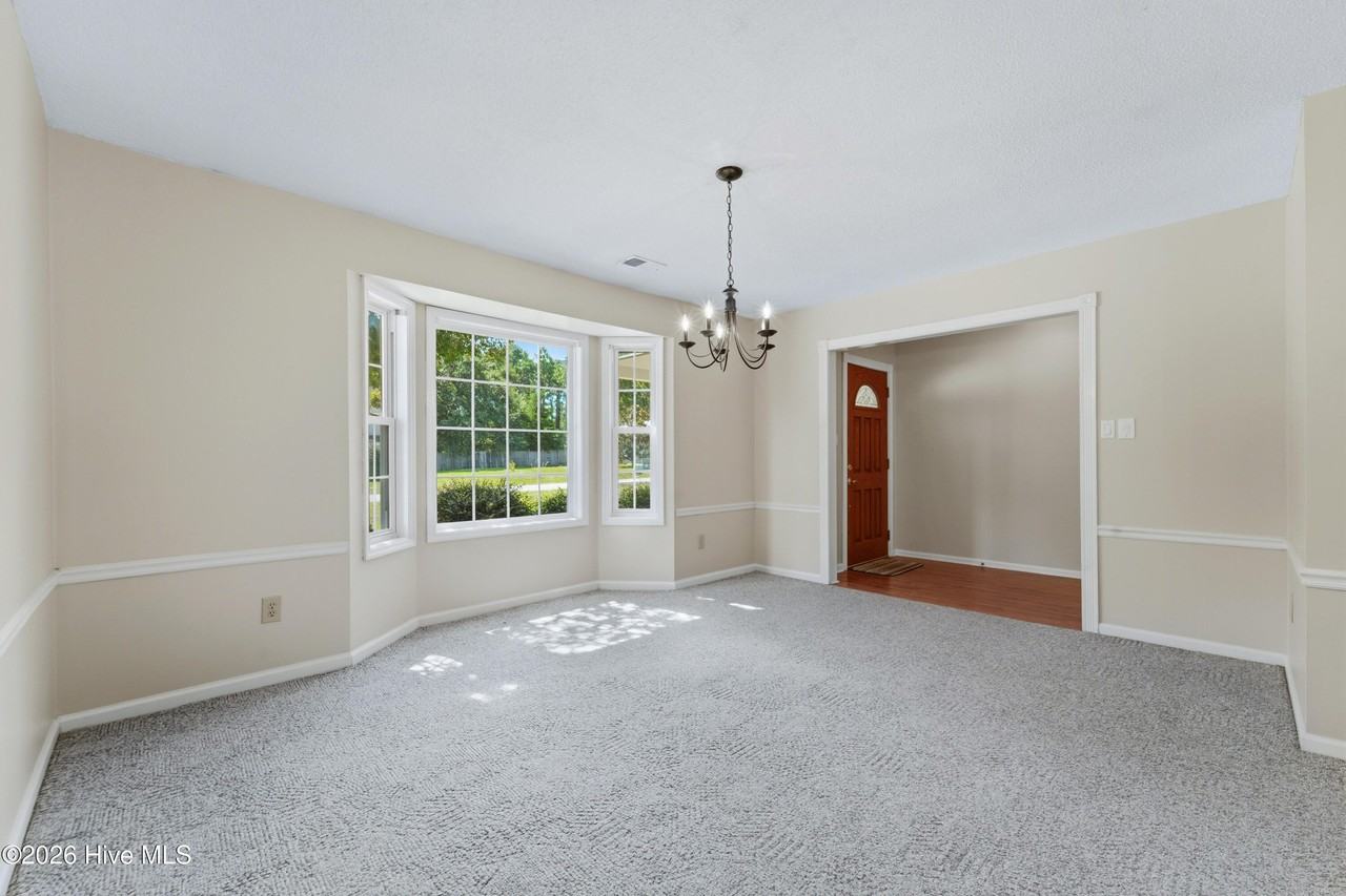 119 E Ivybridge Dr - Photo 5 of 30
