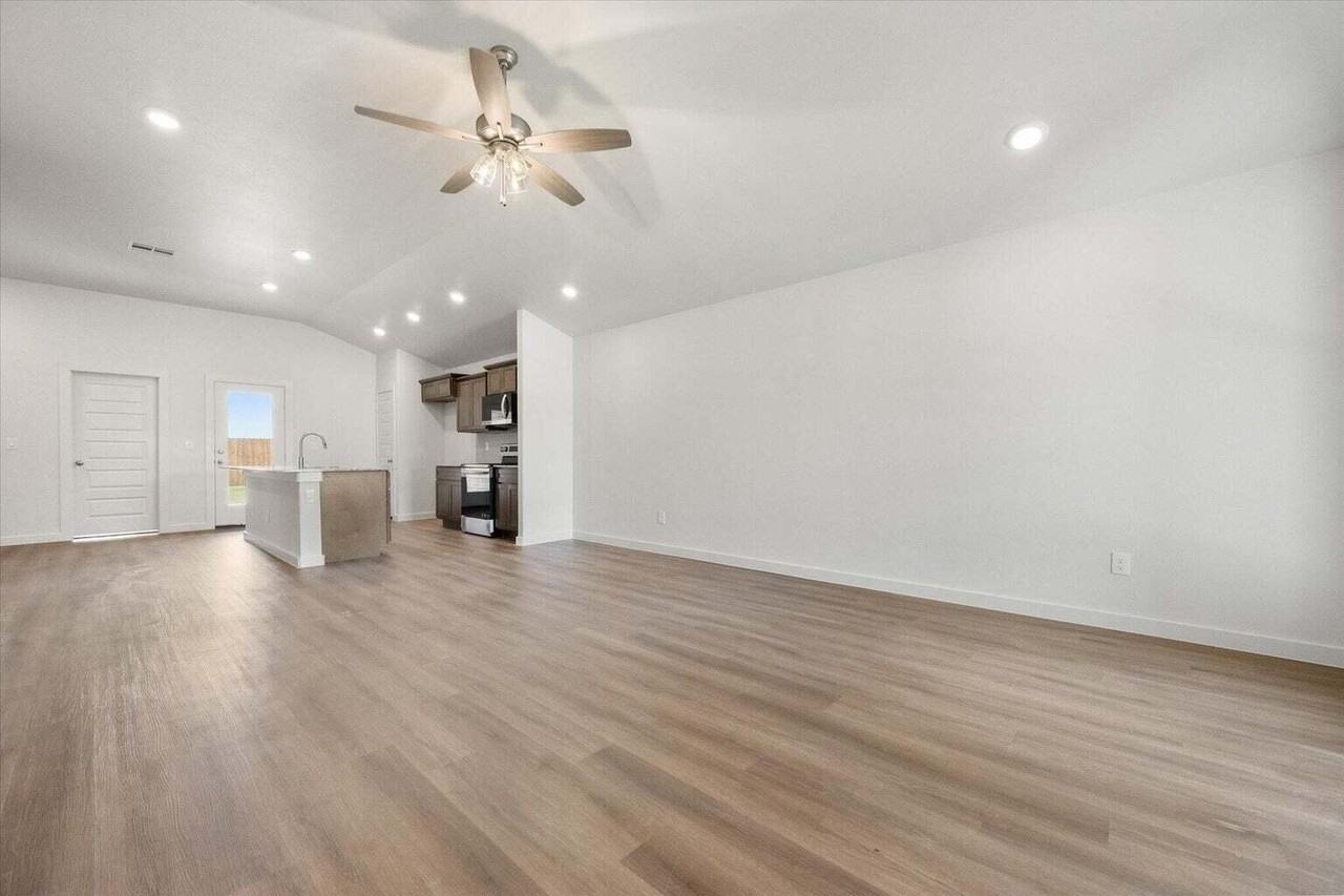 2414 Bryan Ave - Photo 3 of 22