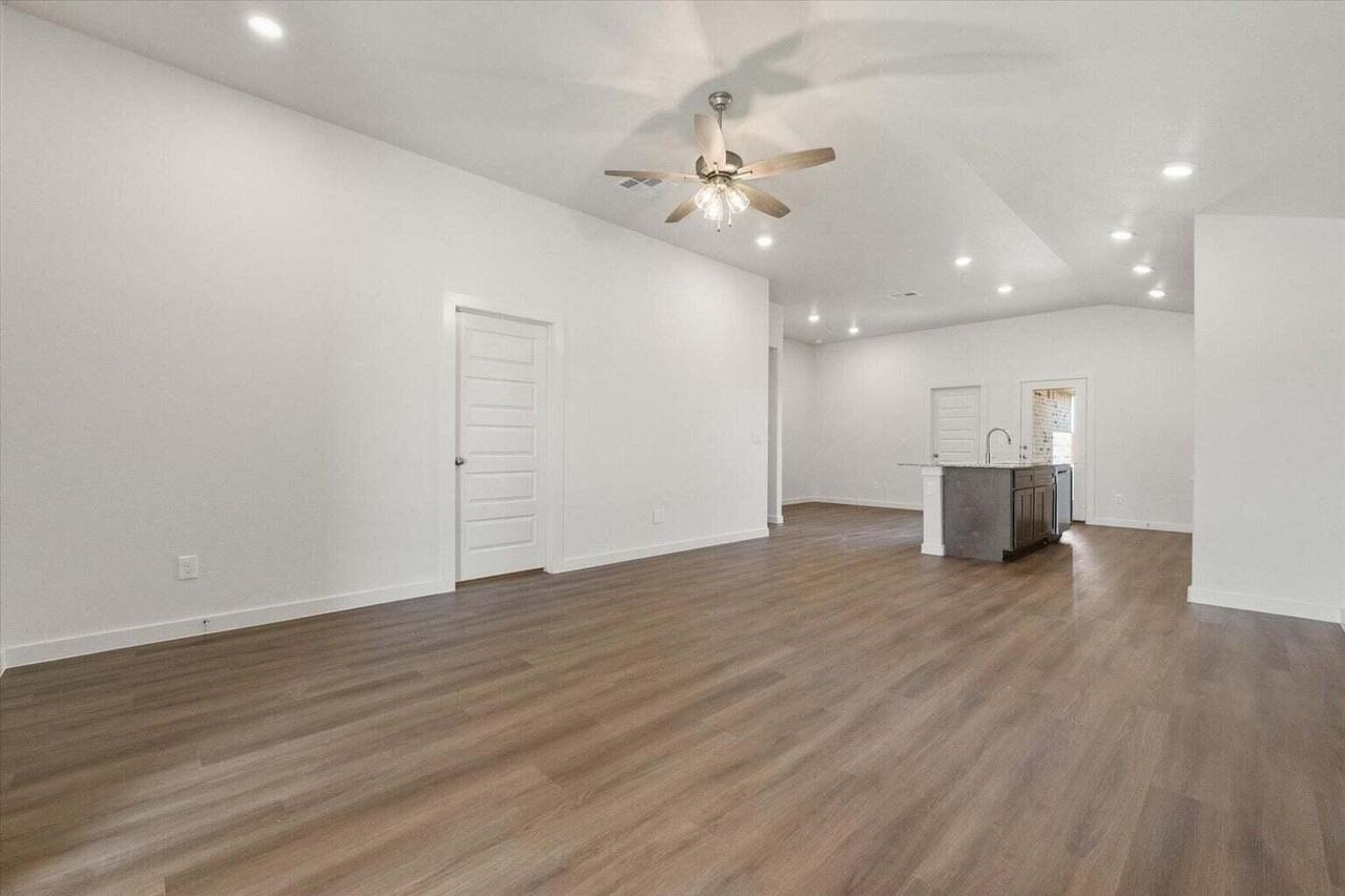 2414 Bryan Ave - Photo 4 of 22