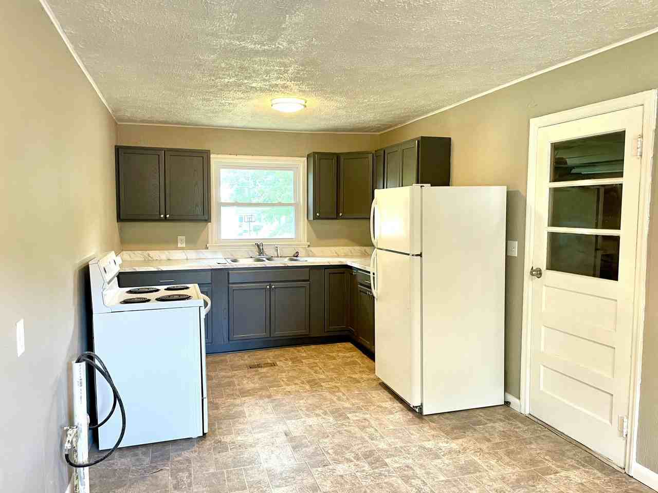 105 S Iris Dr - Photo 4 of 19