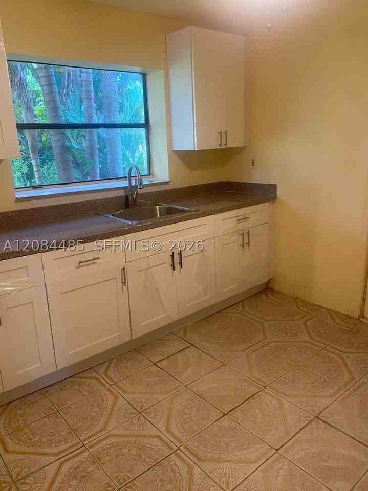 14805 Ne 10th Ct #B - Photo 2 of 11