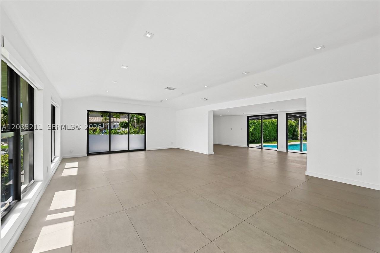536 Hibiscus Dr - Photo 3 of 25